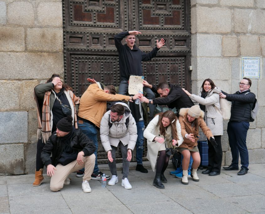 Rallye Photo à Madrid - Activité de team building à Madrid avec un groupe en pleine chasse au trésor dans les rues historiques