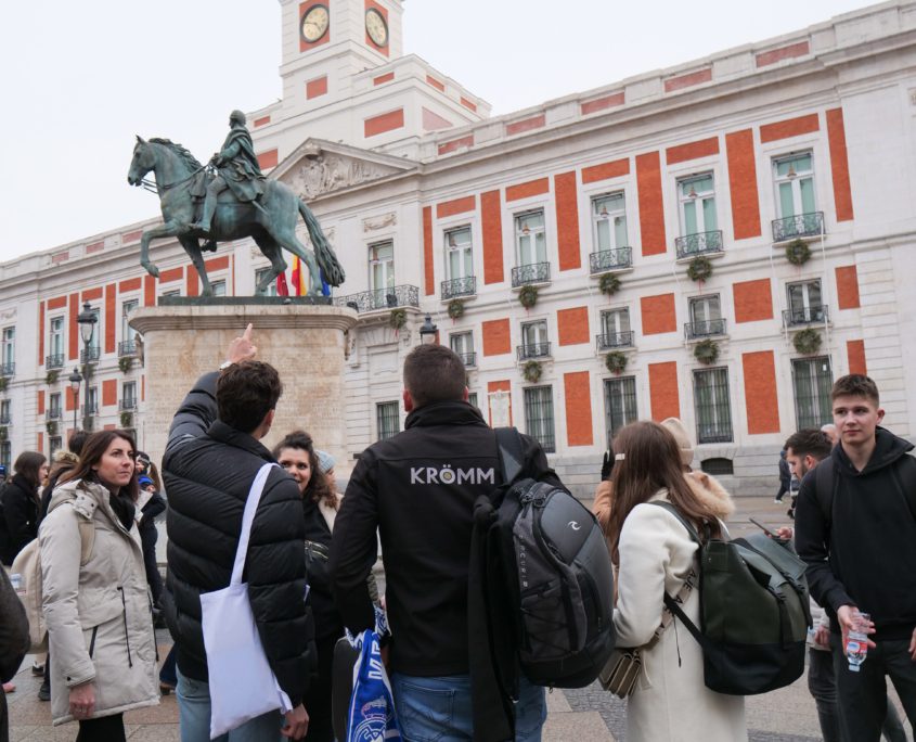 Activité de team building à Madrid avec un groupe en pleine chasse au trésor dans les rues historiques