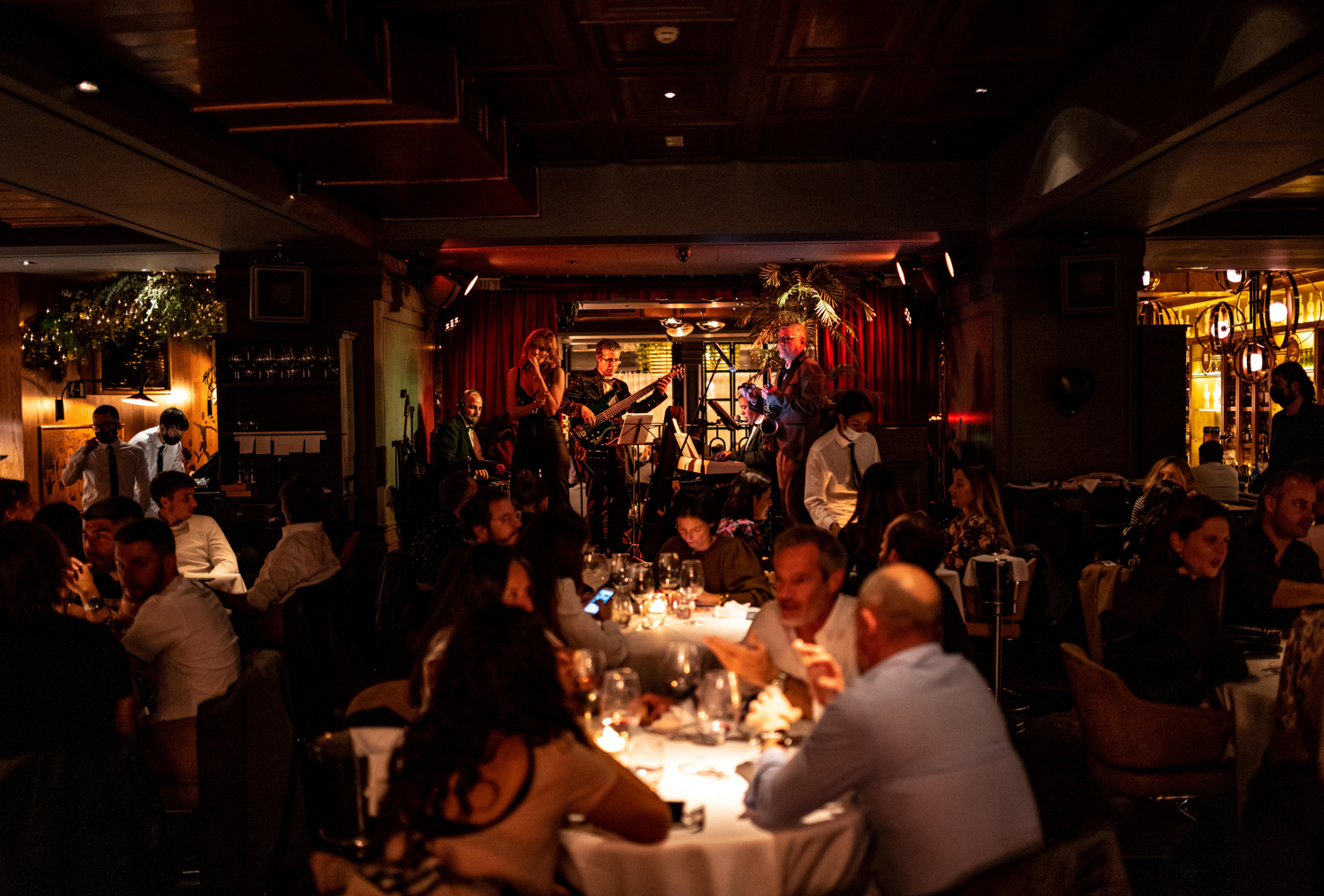 Restaurant festif et dîner animé pour un groupe d'entreprise à Madrid
