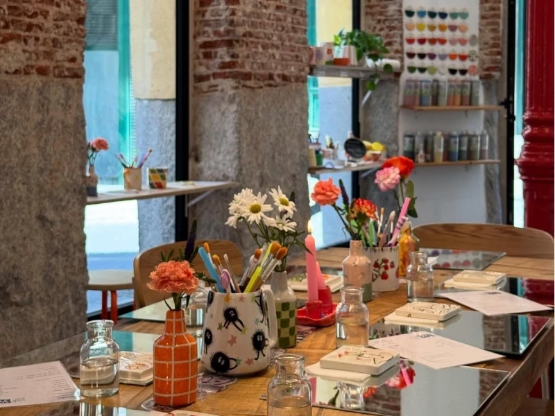 Atelier de peinture sur céramique dans le quartier de Las Letras à Madrid