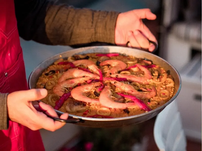 Atelier de cuisine espagnole pour préparer et déguster sa propre paella à Madrid