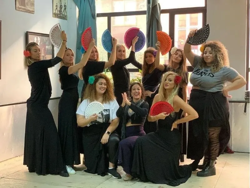 Cours collectif de flamenco dans une école traditionnelle à Madrid