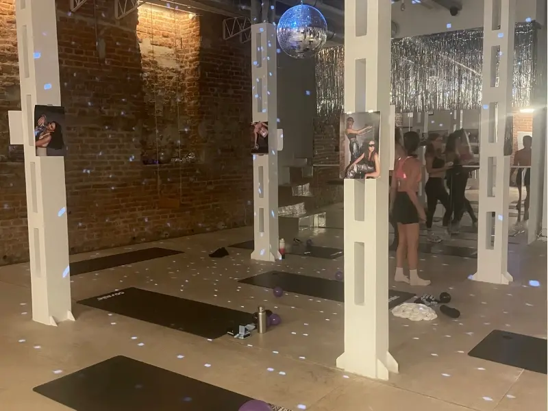 Cours de Pilates en groupe dans un studio à Madrid