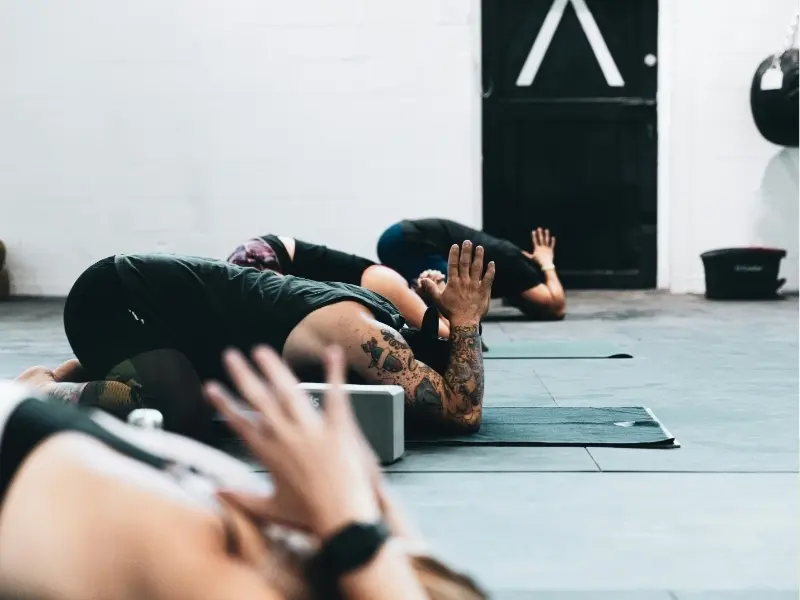 Séance de yoga en groupe à Madrid