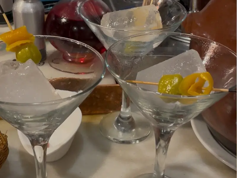 Dégustation de vermouth et atelier de gildas dans un marché madrilène