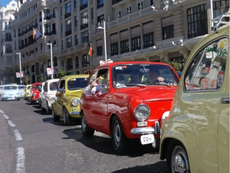 Rallye en voitures anciennes SEAT 600 dans Madrid
