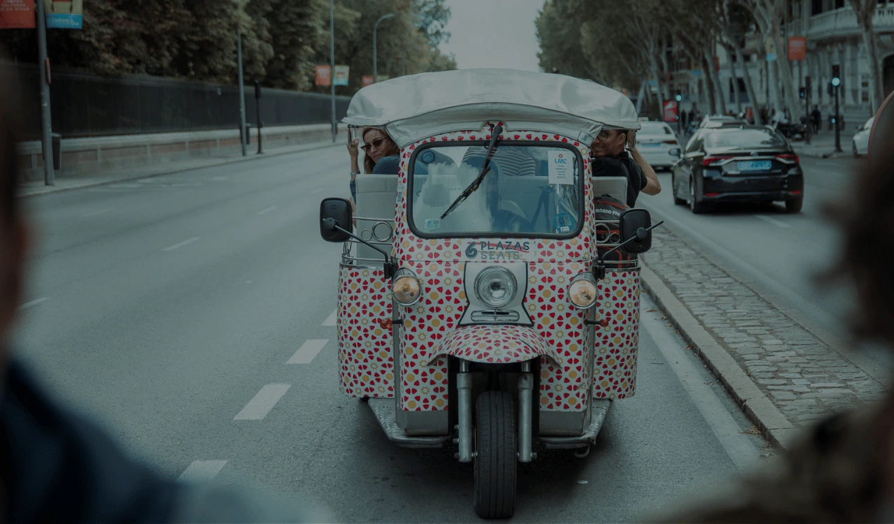 Groupe découvrant Madrid en tuk-tuk lors d'un événement d'entreprise