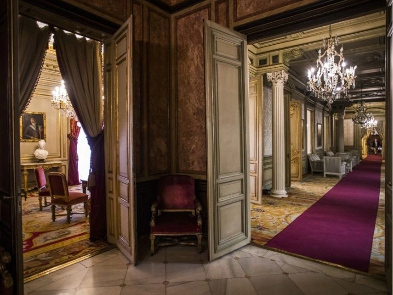 Enquête immersive et mystère dans un palais madrilène
